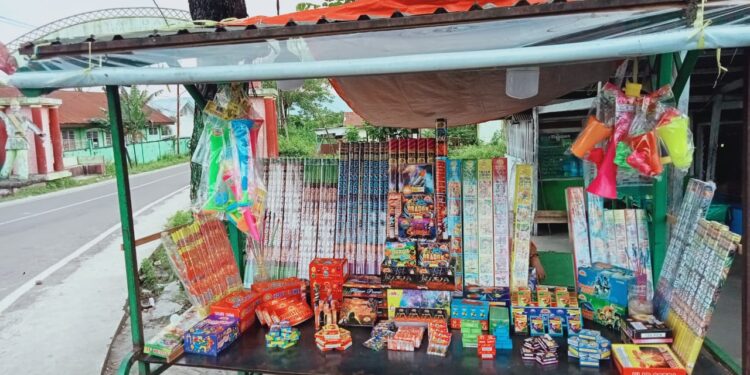 Omset Pedagang Kembang Api Seret, Hapsa Matiu: Rezeki Tak Akan Tertukar