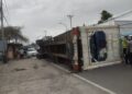 Truk kontainer Terbalik di Kawasan Telaga, Jalan Sempat Macet