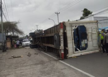 Truk kontainer Terbalik di Kawasan Telaga, Jalan Sempat Macet