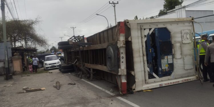 Truk kontainer Terbalik di Kawasan Telaga, Jalan Sempat Macet