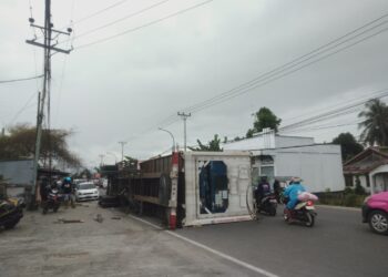 Truk Kontainer yang Terbalik di Telaga Ternyata Memuat Barang Impor, Berikut Kronologinya 