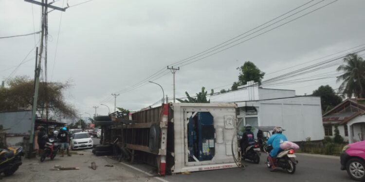 Truk Kontainer yang Terbalik di Telaga Ternyata Memuat Barang Impor, Berikut Kronologinya 