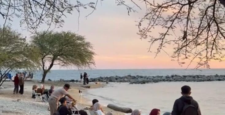 Pantai Kurenae Gorontalo Ramai Pengunjung Jelang Akhir Tahun 2025