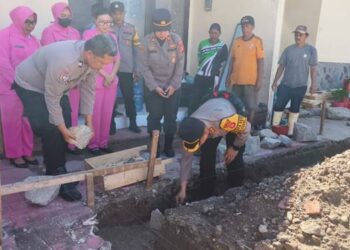 Kapolres Bone Bolango, AKBP Supriantoro,S.H.,S.I.K., yang didampingi Kapolsek Suwawa, Iptu Puspa Anggita Sanjaya,S.Tr.K.,S.I.K.,M.Si, saat meletakan batu pertama pembangunan Musala Al-Ikhlas di Mako Polsek Suwawa.