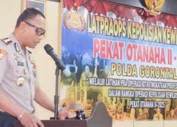 Karo Ops Polda Gorontalo Kombes Pol Pramono Jati S.I.K.,M.T saat membuka Latihan Pra Operasi (Lat Pra Ops) Kepolisian Kewilayahan Pekat Otanaha II Tahun 2025 yang bertempat di aula Dit Lantas Polda Gorontalo Senin 08/12/2025.