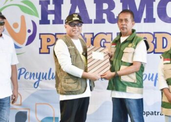 Bupati Gorontalo Sofyan Puhi saat menyerahkan SK simbolis bagi149 penyuluh pertanian yang beralih status kepegawaiannya.