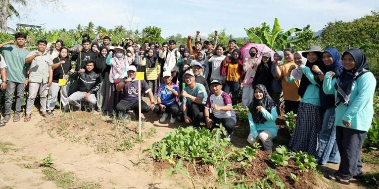 Rektor UNG, Prof. Eduart Wolok, meninjau langsung fasilitas tersebut pada Sabtu (30/11). (F. Istimewa)