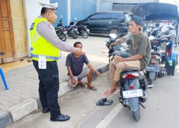 Personel Satuan Lalu Lintas Polres Pohuwato, Briptu Iskandar S. A. Hasan,S.H., menemui masyarakat serta mengingatkan mereka agar taat dan patuh terhadap aturan lalu lintas.