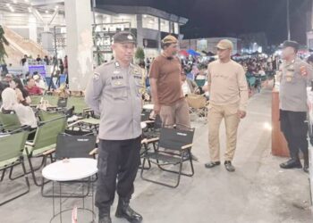 Petugas kepolisian tampak tengah melakukan pengamanan di lokasi kegiatan UMKM yang berlangsung di pelataran tempat parkir dan sebagian ruas jalan di Pasar Sentral, Kelurahan Limbah U I, Kota Selatan, Kota Gorontalo.
