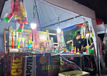 Jelang Nataru Lapak Petasan Bermunculan di Limboto