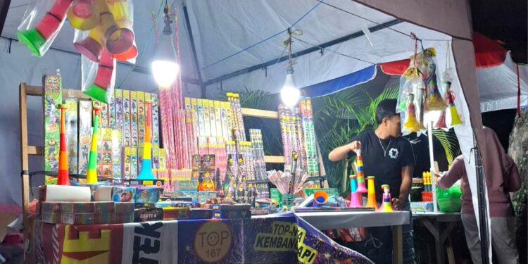 Jelang Nataru Lapak Petasan Bermunculan di Limboto