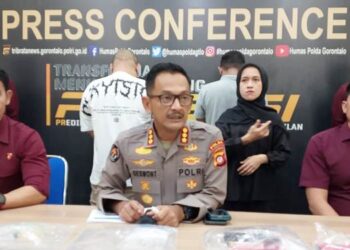 Tersangka dan barang bukti Narkoba jenis sabu yang diamankan Direktorat Narkoba Polda Gorontalo. (foto: Humas Polda/For Gorontalo Post)