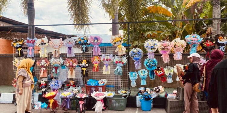 Kreativitas di Balik Hiruk Pikuk Wisuda: Kisah Regita dan Buket Keberuntungan