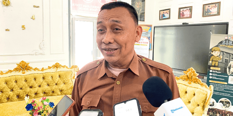 Kepsek Syaiful Kadir saat diwawancara wartawan diruangannya, Senin (26/1/2026). (F. Diyanti/Gorontalo Post)