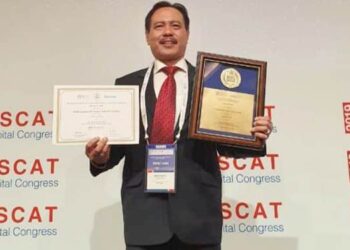 Direktur RSUD dr Iskak Tulungagung, dr Supriyanto SpB saat meraih medali emas rumah sakit terbaik di dunia di ajang IHF Award 2019. -Humas RSUD Tulungagung-