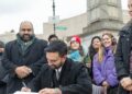 Zohran Mamdani ke Bronx, menandatangani kebijakan di jalanan Sedgwick Avenue didampingi Tascha Van Auken.-crainsnewyork-