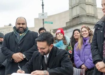 Zohran Mamdani ke Bronx, menandatangani kebijakan di jalanan Sedgwick Avenue didampingi Tascha Van Auken.-crainsnewyork-