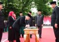 Gubernur Gorontalo Gusnar Ismail saat menyaksikan penandatanganan berita acara pelantikan pejabat administrator dan pengawas, berlangsung di halaman rumah jabatan Gubernur, Kamis (29/1). (Foto – Nova/Diskominfotik).