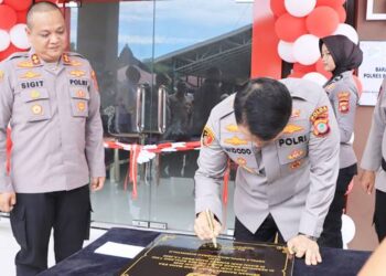 Kapolda Gorontalo Irjen Pol. Drs. Widodo, S.H., M.H., didampingi Kapolres Boalemo, AKBP Sigit Rahayudi,S.I.K., dan PJU Polda Gorontalo, saat meresmikan bangunan Barak Siaga Tatya Dharaka, Polres Boalemo.