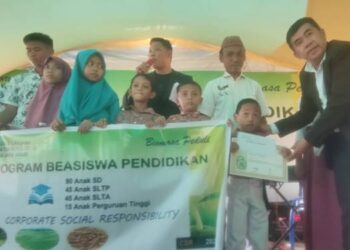 Direktur Biomasa Group, Zunaidi, saat memberikan program bantuan beasiswa pendidikan kepada salah satu siswa. Pada.Rabu (7/1).di Pelabuhan Lalape, Kecamatan Popayato. Kabupaten Pohuwato. Foto: Natharahman/ Gorontalo Post.