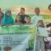 Direktur Biomasa Group, Zunaidi, saat memberikan program bantuan beasiswa pendidikan kepada salah satu siswa. Pada.Rabu (7/1).di Pelabuhan Lalape, Kecamatan Popayato. Kabupaten Pohuwato. Foto: Natharahman/ Gorontalo Post.