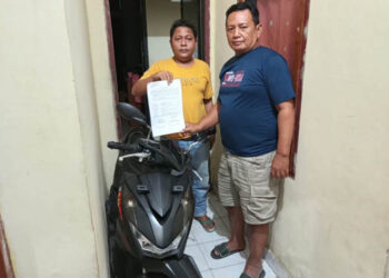 Kanit Reskrim Polsek Popayato, Aiptu Murwanto D. Thalib,S.H., menyerahkan barang bukti berupa satu unit sepeda motor kepada pihak penyidik Reskrim Polsek Palu Barat.