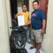 Kanit Reskrim Polsek Popayato, Aiptu Murwanto D. Thalib,S.H., menyerahkan barang bukti berupa satu unit sepeda motor kepada pihak penyidik Reskrim Polsek Palu Barat.