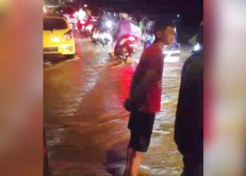 Kondisi banjir di ruas jalan Trans Sulawesi, Desa Tunggulo, Kecamatan Limboto Barat.