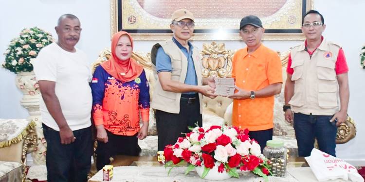 Sekda Kota Gorontalo, Ismail Madjid didampingi Plt. Kepala BPBD Kota Gorontalo, Dandy Datau ketika menyerahkan bantuan untuk korban banji melalui Bupati Pohuwato, Saipul Mbuinga.