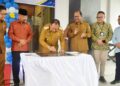 Gubernur Gorontalo Gusnar Ismail melakukan penandatanganan prasasti peresmian gedung kantor Badan Keuangan dan Aset Daerah (BKAD) Provinsi Gorontalo di Kelurahan Padebuolo, Kecamatan Kota Timur, Kota Gorontalo, Selasa, (20/1/2026). (Foto : Bahrian-dok/pemprov)