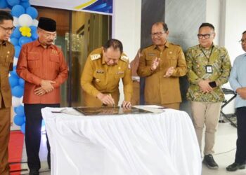 Gubernur Gorontalo Gusnar Ismail melakukan penandatanganan prasasti peresmian gedung kantor Badan Keuangan dan Aset Daerah (BKAD) Provinsi Gorontalo di Kelurahan Padebuolo, Kecamatan Kota Timur, Kota Gorontalo, Selasa, (20/1/2026). (Foto : Bahrian-dok/pemprov)