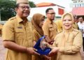 Wakil Gubernur Gorontalo Idah Syahidah Rusli Habibie saat menyerahkan piagam penghargaan kepada Sekretaris Daerah Sofian Ibrahim untuk hasil evaluasi implementasi SAKIB kepada Sekretariat Daerah di Apel Perdana 2026, Senin, (5/1/2026). (Foto: Nova- Diskominfotik).