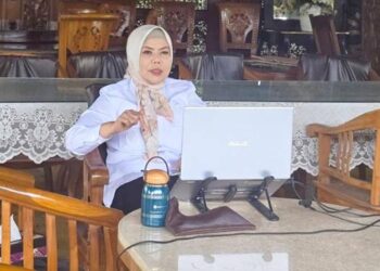 Wakil Gubernur Gorontalo Idah Syahidah Rusli Habibie saat mengikuti secara zoom menjadi narasumber dalam dialog RRI Gorontalo dengan topik Pemerataan Manfaat Program MBG 2026. (Foto – Echin Diskominfotik).