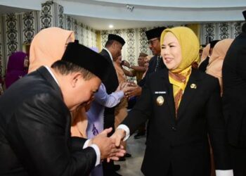 Wakil Gubernur Gorontalo Idah Syahidah Rusli Habibie saat memberikan ucapan selamat kepada Pejabat Pimpinan Tinggi Pratama yang baru saja dilantik dan diambil sumpahnya, Senin (12/1). (Foto – Nova/Diskominfotik).