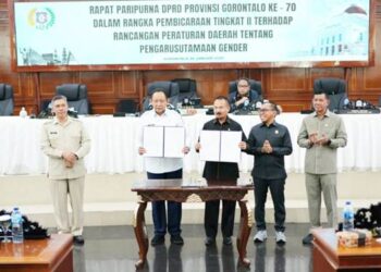 Gubernur Gorontalo Gusnar Ismail saat menyampaikan pendapat pada Rapat Peripurna ke-70 Pembicaraan Tingkat III terhadap Rancangan Peraturan Daerah tentang Pengarusutamaan Gender, di ruang sidang DPRD Provinsi Gorontalo, Rabu (28/1/2025). (Foto : Dok-Pemprov/Valen)
