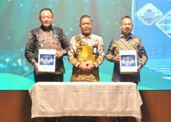 Gubernur Gorontalo Gusnar Ismail, Ketua DPRD Provinsi Gorontalo Thomas Mopili bersama Kepala BPK Gorontalo pada pelaksanaan penyerahan LHP kepatuhan atas pengelolaan belanja daerah tahun anggaran 2024 dan 2025, Selasa (13/1). (Foto – Ryan/Diskominfotik)