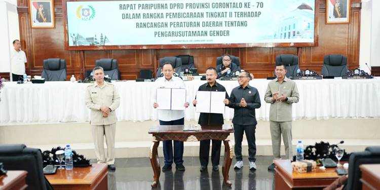 Gubernur Gorontalo Gusnar Ismail saat menyampaikan pendapat pada Rapat Peripurna ke-70 Pembicaraan Tingkat III terhadap Rancangan Peraturan Daerah tentang Pengarusutamaan Gender, di ruang sidang DPRD Provinsi Gorontalo, Rabu (28/1/2025). (Foto : Dok-Pemprov/Valen)