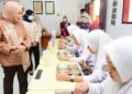 Wakil Gubernur Gorontalo Idah Syahidah Rusli Habibie saat meninjau langsung pelaksanaan MBG di SMA Negeri 1 Batudaa Pantai, Kabupaten Gorontalo, Kamis (29/1). (Foto – Nova/Diskominfotik)