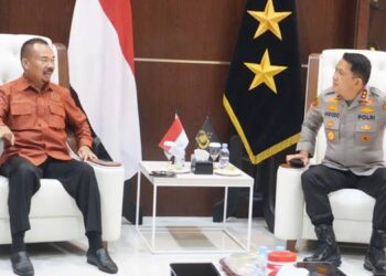 Ketua Deprov Gorontalo Thomas Mopili bersama pimpinan Deprov dan Ketua Fraksi saat bertemu Kapolda Gorontalo, Irjen Pol. Widodo, di Mapolda, kemarin (20/1).