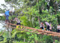 Personel Brimob Polda Gorontalo dibantu oleh masyarakat sekitar, melakukan perbaikan jembatan yang putus di Dusun Mohulo, Desa Molalahu, Kecamatan Pulubala, Kabupaten Gorontalo.
