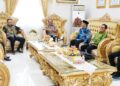 Gubernur Gorontalo Gusnar Ismail mewawancarai tiga calon komisaris Badan Usaha Milik Daerah (BUMD) di Rumah Jabatan Gubernur, Jumat (16/1/2026). (Foto : Dok-Pemprov/Valen)