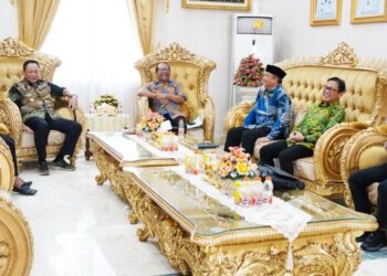 Gubernur Gorontalo Gusnar Ismail mewawancarai tiga calon komisaris Badan Usaha Milik Daerah (BUMD) di Rumah Jabatan Gubernur, Jumat (16/1/2026). (Foto : Dok-Pemprov/Valen)