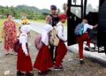 Personel Brimob Polda Gorontalo saat menjemput para siswa untuk pergi ke sekolah dengan menggunakan Bus Brimob Polda Gorontalo.