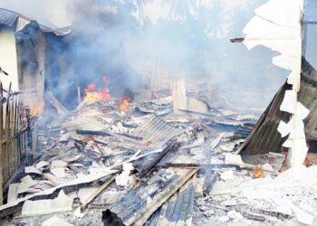 Dua rumah di Desa Tridharma, Kecamatan Pulubala hangus terbakar.