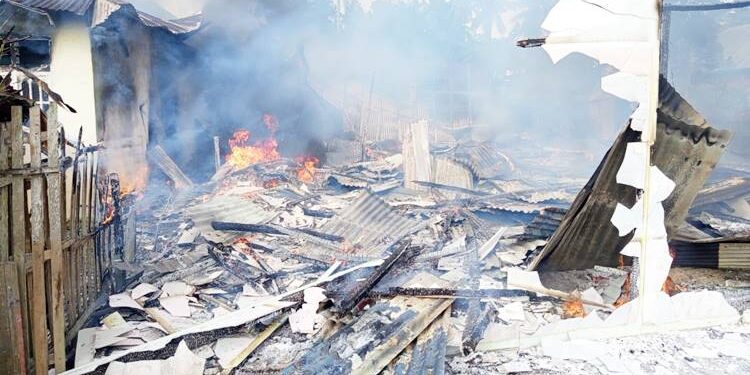 Dua rumah di Desa Tridharma, Kecamatan Pulubala hangus terbakar.