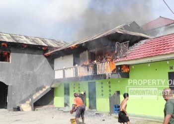 Warga setempat saat memadamkan api di lokasi Kebakaran cafe Tiara Kelurahan Dulomo, Kota Gorontalo, Provinsi Gorontalo, ludes terbakar, Sabtu (3/1/2026). Foto: Roy/Gorontalo Post)