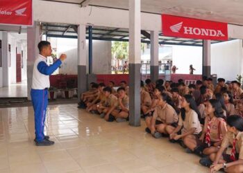 #CARI_AMAN: Instruktur Saferty Riding PT Daya Adicipta Wisesa menyampaikan materi keselamatan berlalu lintas bagi pelajar SMP Negeri 1 Bitung, Sulawesi Utara, baru-baru ini. (foto: dok/daw)