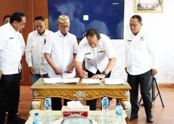 Gubernur Gorontalo Gusnar Ismail usai pertemuan dengan Direktur Kesehatan Hewan Kementerian Pertanian melalui zoom meeting di Ruang VIP Bandara Lama Gorontalo, dan melakukan penandatanganan kerjasama dengan para bupati, Rabu (31/12/2025). (Foto : Timko/Pemprov)