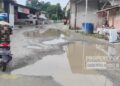 Kondisi jalan yang merupakan akses Utama di Kawasan pasar Talaga Desa Hulawa Kabupaten Gorontalo banyak kubangan besar yang mengganggu pengunjung pasar. (Foto: Roy/Gorontalo Post)