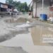 Kondisi jalan yang merupakan akses Utama di Kawasan pasar Talaga Desa Hulawa Kabupaten Gorontalo banyak kubangan besar yang mengganggu pengunjung pasar. (Foto: Roy/Gorontalo Post)